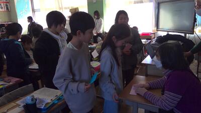 自分の打った点字を読んでもらう子どもたち